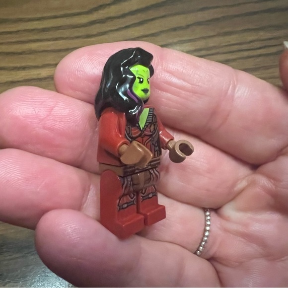 LEGO Marvel Guardians of the Galaxy Gamora Minifigure - Picture 3 of 5